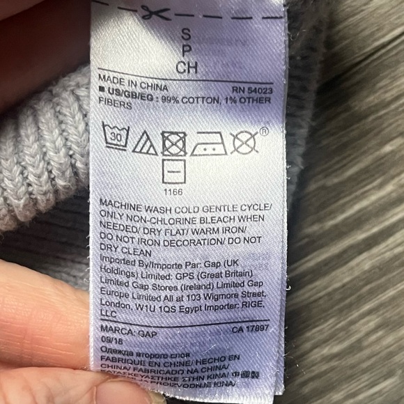 Gap Gray Cotton Long Sleeve Black Heart Lightweight Transitional Sweater Size S - Picture 5 of 7